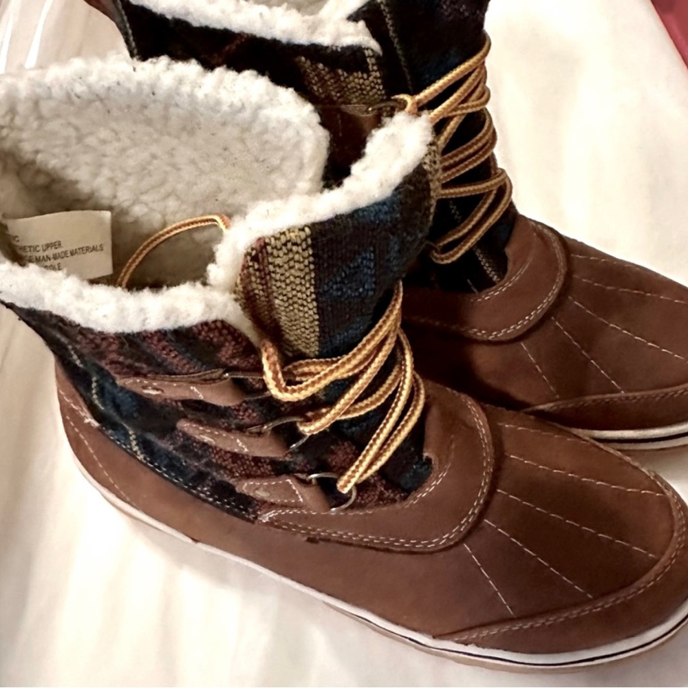 Celebrity Pink Artic Women’s Brown Lace up Winter Boots Size 9M EUC